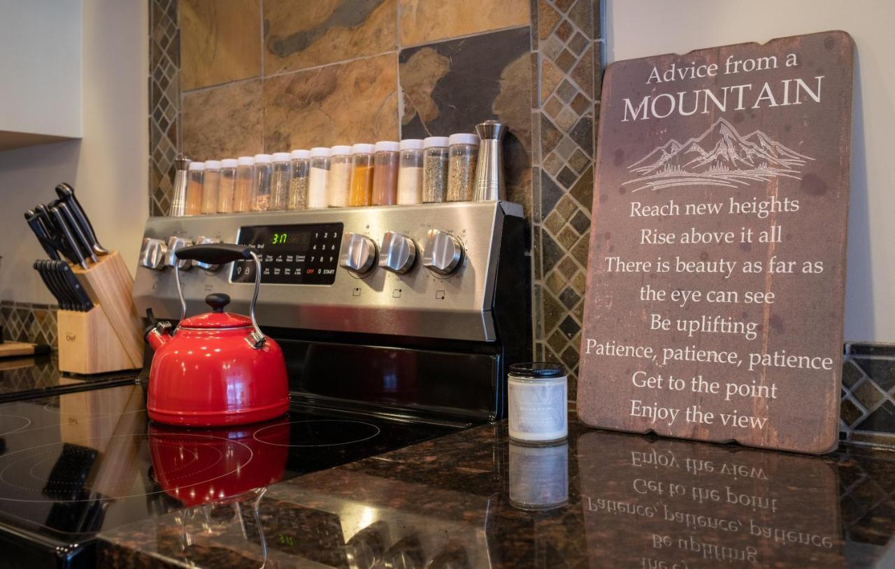 Misty Mountain- Premium 2 Bedroom Mountain View Canmore Exterior photo